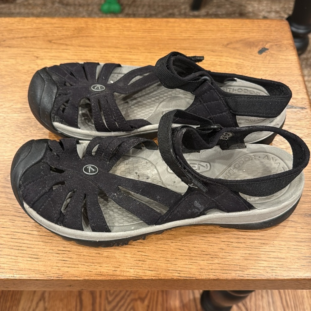 Keen ladies 9.5 sandals - Picture 3 of 9